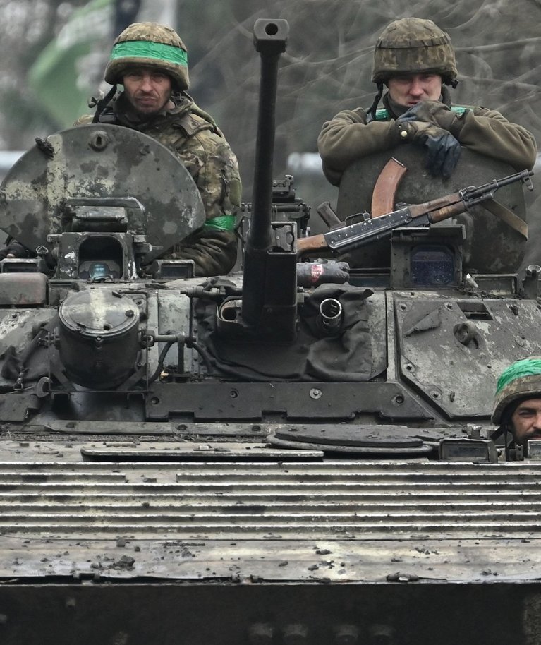 Ukraina sõjaväelased jalaväe lahingumasinaga BMP. Foto tehtud 3. aprillil 2023 Bahmutis.