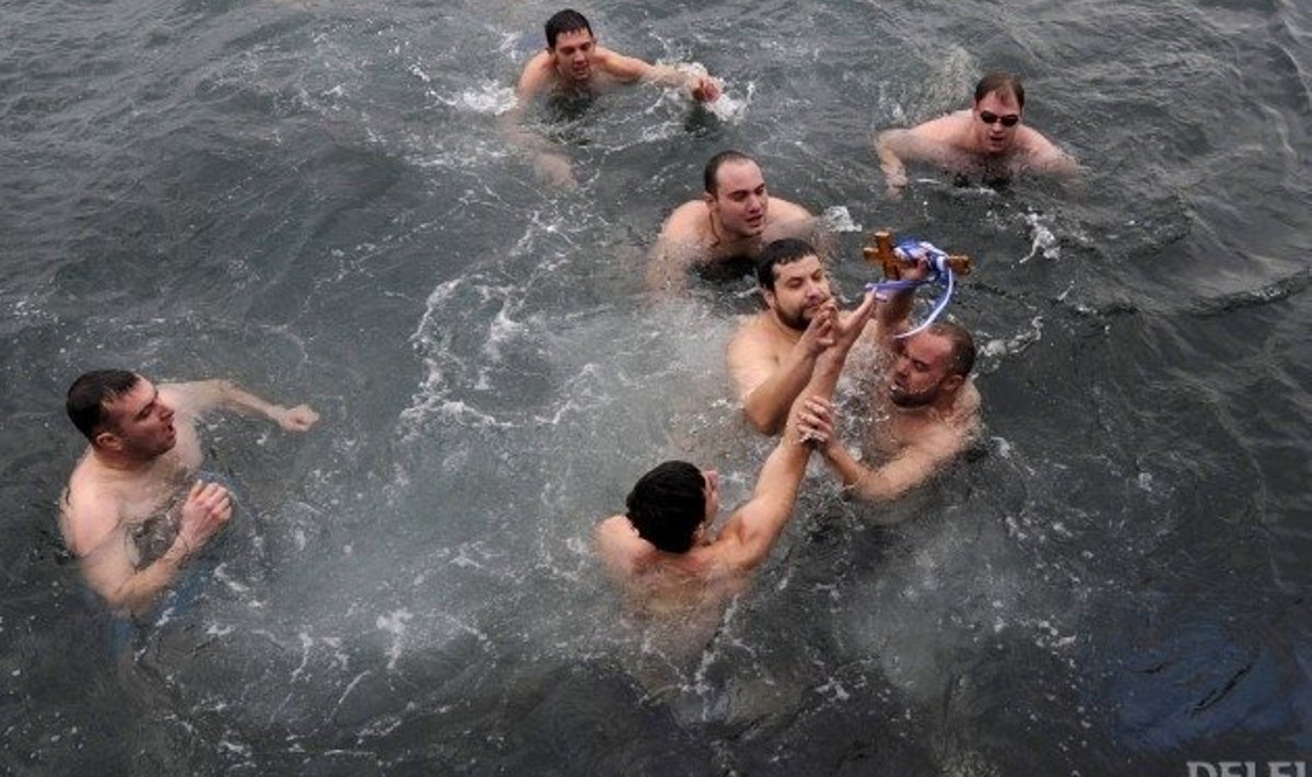 Kaasaegsed kreeklased vees rüselemas. Foto Nikolas Giakoumidis, AP