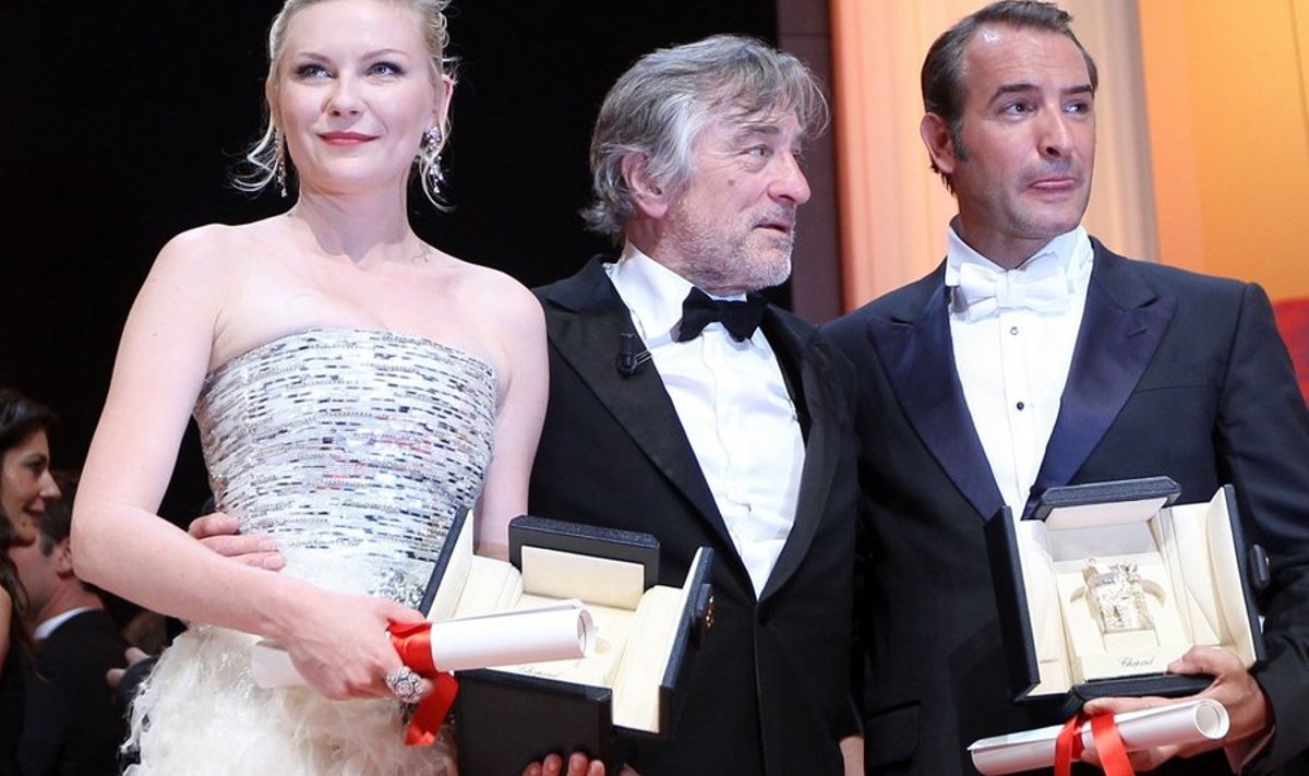 Kirsten Dunst ja  Jean Dujard poseerivad koos žürii esimehe Robert De Niroga