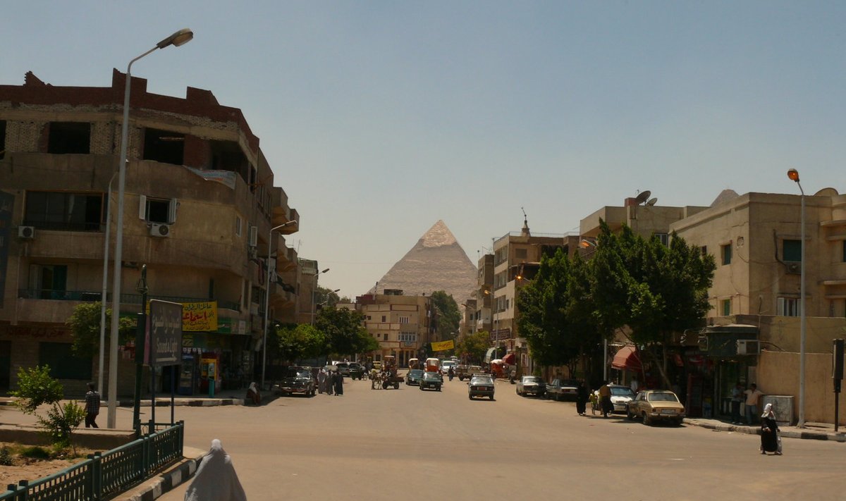 Giza püramiid Egiptuse linnapildis. (Foto: Wikimedia Commons / Aligatorek)
