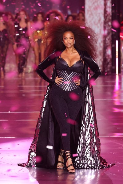 Tyra Banks Victoria's Secreti moeshowl