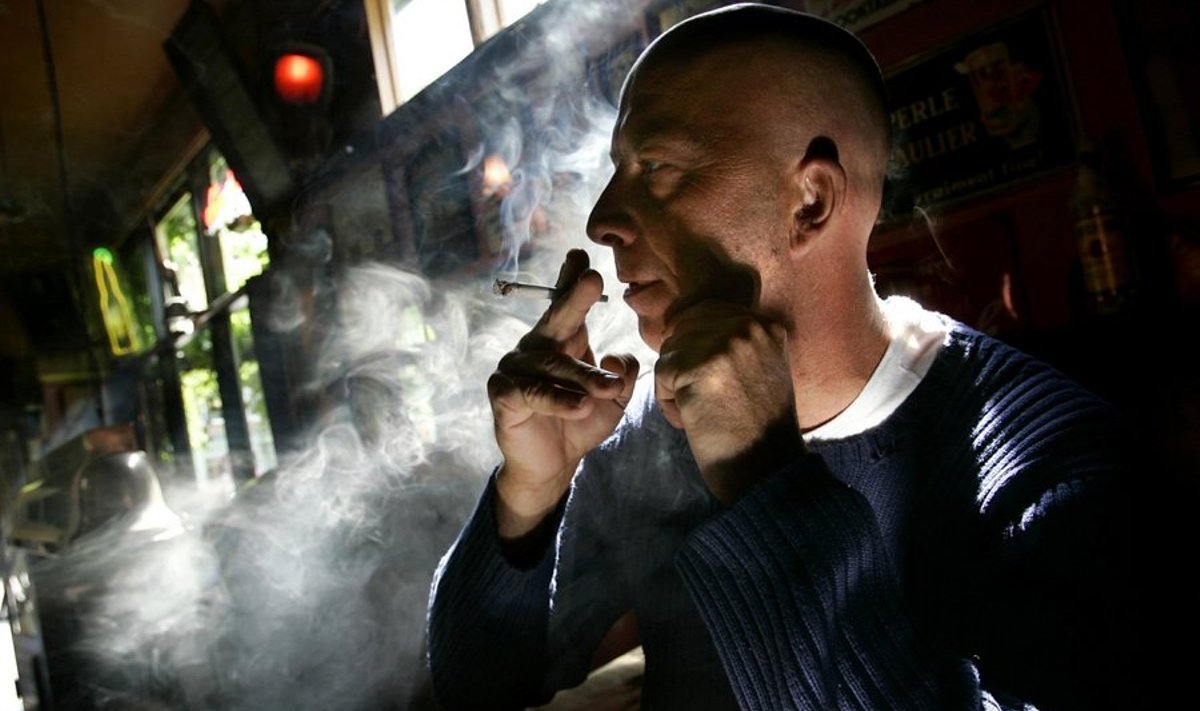 An unidentified man smokes a marijuana joint in a coffeeshop in Rotterdam in this June 14, 2005 file picture. The Dutch may well follow other European countries in banning tobacco smoking in restaurants, cafes and bars but it should still be possible to inhale cannabis pure by using a 'volcano'. Picture taken June 14, 2005.  REUTERS/Jerry Lampen (NETHERLANDS)
