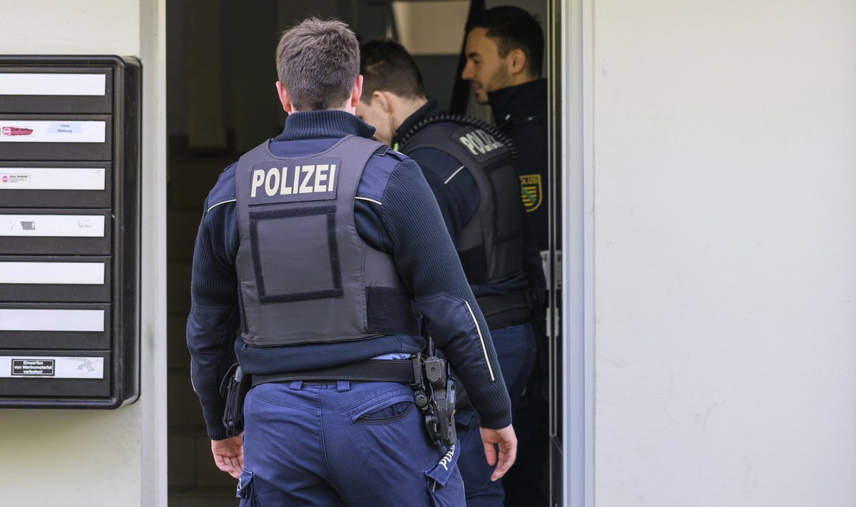 Politseinikud sisenevad Saksamaal Dresdenis asuva elumaja trepikotta.
