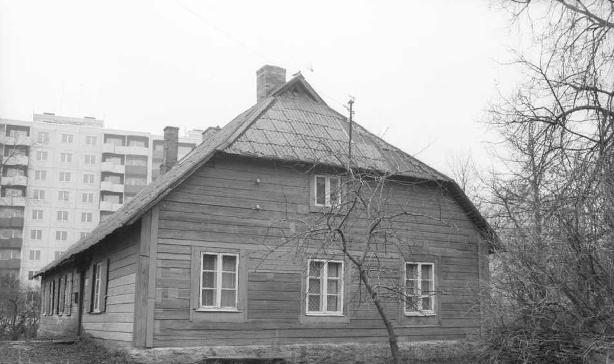 Здание школы Нехату в 1988 г.