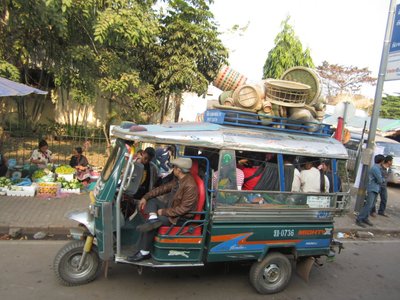 Kohalik populaarne transport: tuk-tuk.