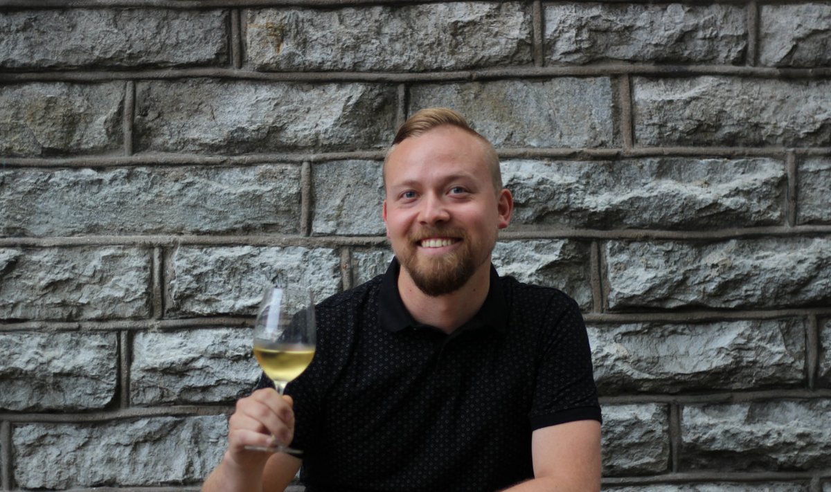 Chardonnay viinamarja tutvustab joogisaate stuudios Eesti Sommeljeede Assotsiatsiooni sommeljee, veinibaari POP üks eestvedaja Mikk Parre.