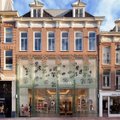 Прочнее, чем бетон: в Амстердаме построили магазин Chanel из стеклянного кирпича