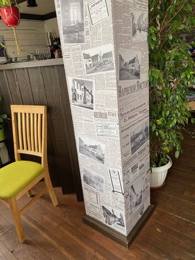 Narva minevikku meenutavad söögikoha seintele kleebitud reprod vanadest ajalehtedest.