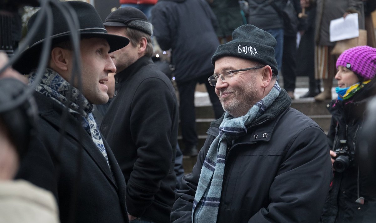 METALSED TEEMAD: Gojira mütsiga Igor Gräzin (vasakul) ja Martin Helme juttu puhumas meeleavaldusel, mis toimus Rail Balticu ehitamise vastu.