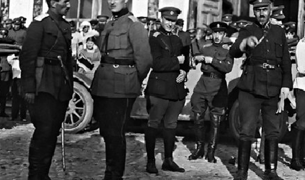 Pärast Eesti sõjaväe paraadi Pihkvas 31. mail 1919. Kindral Johan Laidoner (vasakult teine) vestleb Vene Põhjakorpuse Pihkva rajooni ülema Stanislav Bulak-Balahhovitšiga. Eesti väed olid Pihkvas 25. maist 25. augustini 1919.