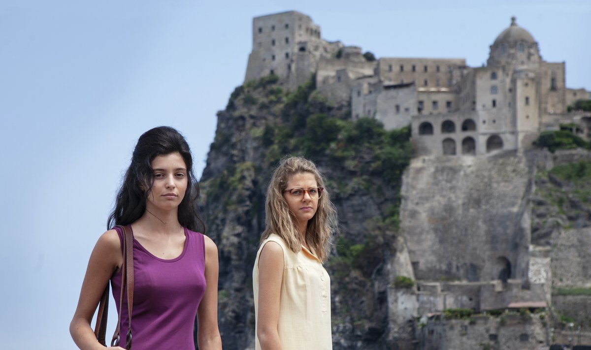 SAATUSI MUUTEV SUVEPUHKUS: Sõbrannad (vasakult) Lila (Gaia Girace) ja Lenù (Margherita Mazzucco) Ischia saarel suvitamas.