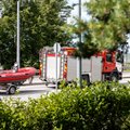 ФОТО: Возле Виймси катер сел на мель, людей спасали на лодке и вертолете