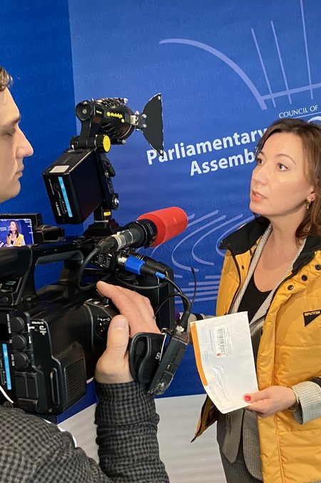 Sputnik Eesti juht Jelena Tšerõševa näitab kaameratele politsei kirja, mis olevat viinud Vene infokanali sulgemiseni Tallinnas