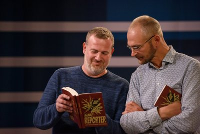 ÄRATUNDMISRÕÕM Meelelahutusärimees Indrek Ditmann ja TV3 programmijuht Raimo Kummer leidsid Allan Muugi raamatust ka endiga seotud meenutusi.