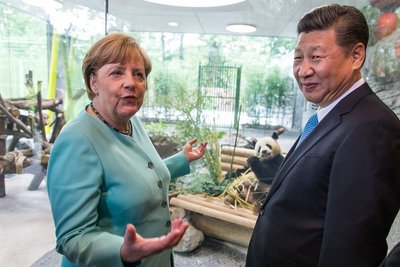 Saksamaa kantsler Angela Merkel ja Hiina president Xi Jinping eriliste suursaadikute uue kodu avamisel.