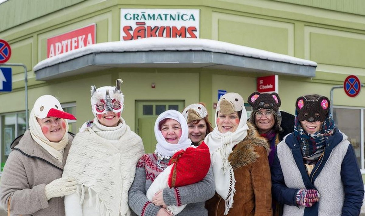 Eesti Folkloorinõukogu lõbusad kadrisandid Lätis sanditamisfestivalil