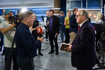 PAAR SÕNA UUDISTELE Legendaarne telemees, poliitik Enn Eesmaa annab aru saate "Seitsmesed: Duubel" reporterile Erkki Sarapuule.