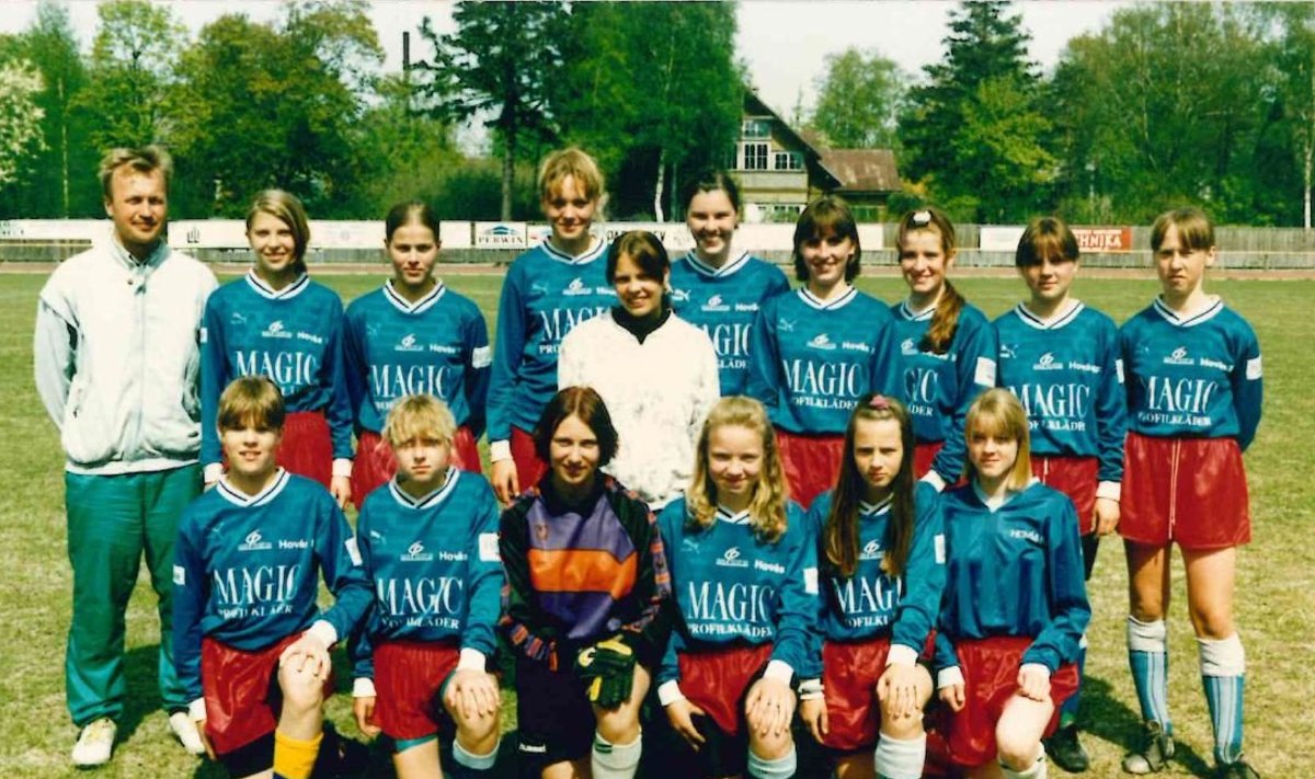 Pärnu Central koos peatreener Raimo Paulbergiga 1995. aastal. Esireas on kõige paremal Varje Tugim, kes meenutab, et tal tuli kanda teistest erinevat särki, sest õige vorm näpati õues kuivatusnööri pealt ära. Tagumises reas on kõige paremal Annika Tammela, kes valiti 1999. aastal Eesti parimaks jalgpalluriks, aga hukkus 2001. aastal traagiliselt liiklusõnnetuses.