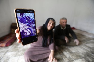 Zarin Soleiman, 46-aastane Iraagis elav kurd, näitab viimast pilti, mis ta Valgevene-Poola piiril elav poeg talle saatis.