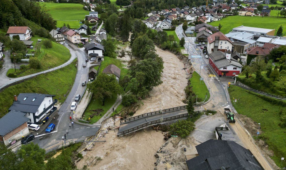 Затопления в деревне Стаховица в Словении