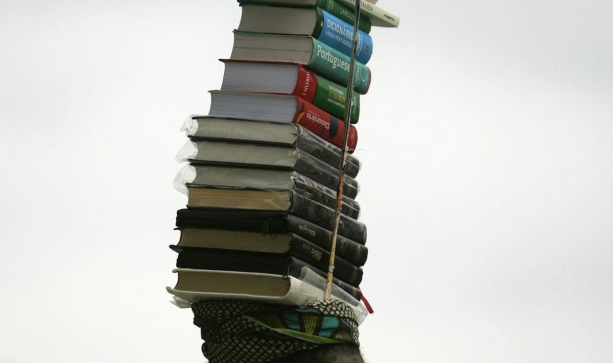An Angolan woman carries books for sale on her head in Luanda January 27, 2010.   REUTERS/Rafael Marchante (ANGOLA - Tags: SOCIETY)