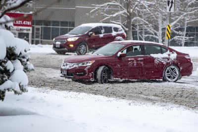 Autod on libedal teel hädas. Tüüpiline "lumeüllatus" USA-s.