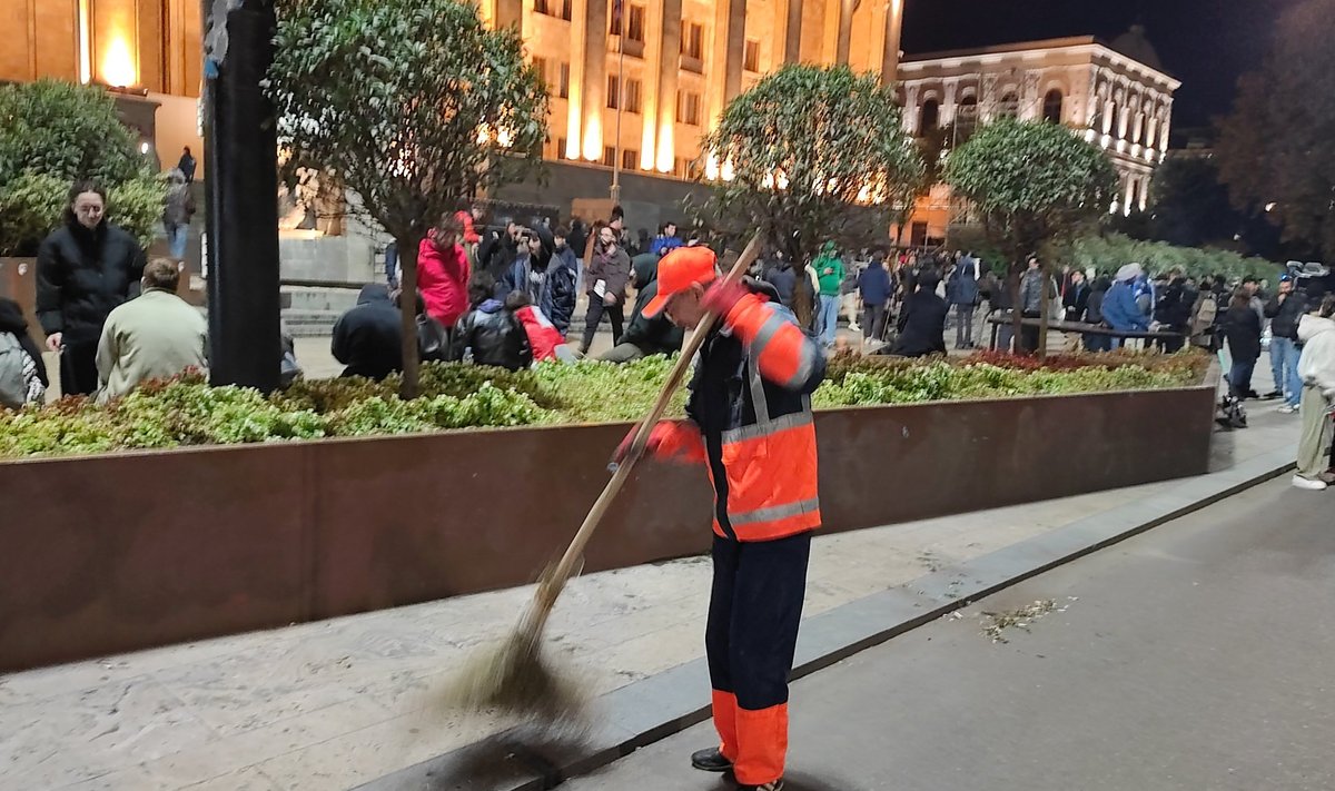 Paar tundi pärast protestimiitingu algust pühkis koristaja sellest viimsedki jäljed.