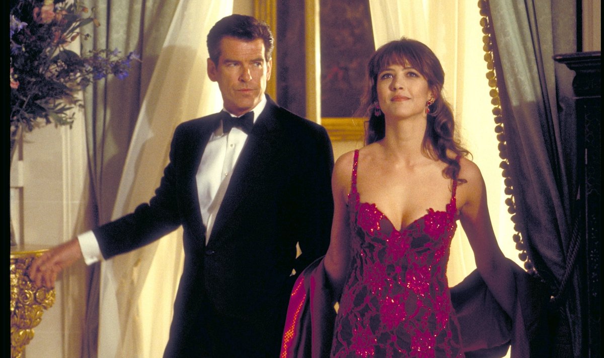 Sophie Marceau filmis "The World Is Not Enough"