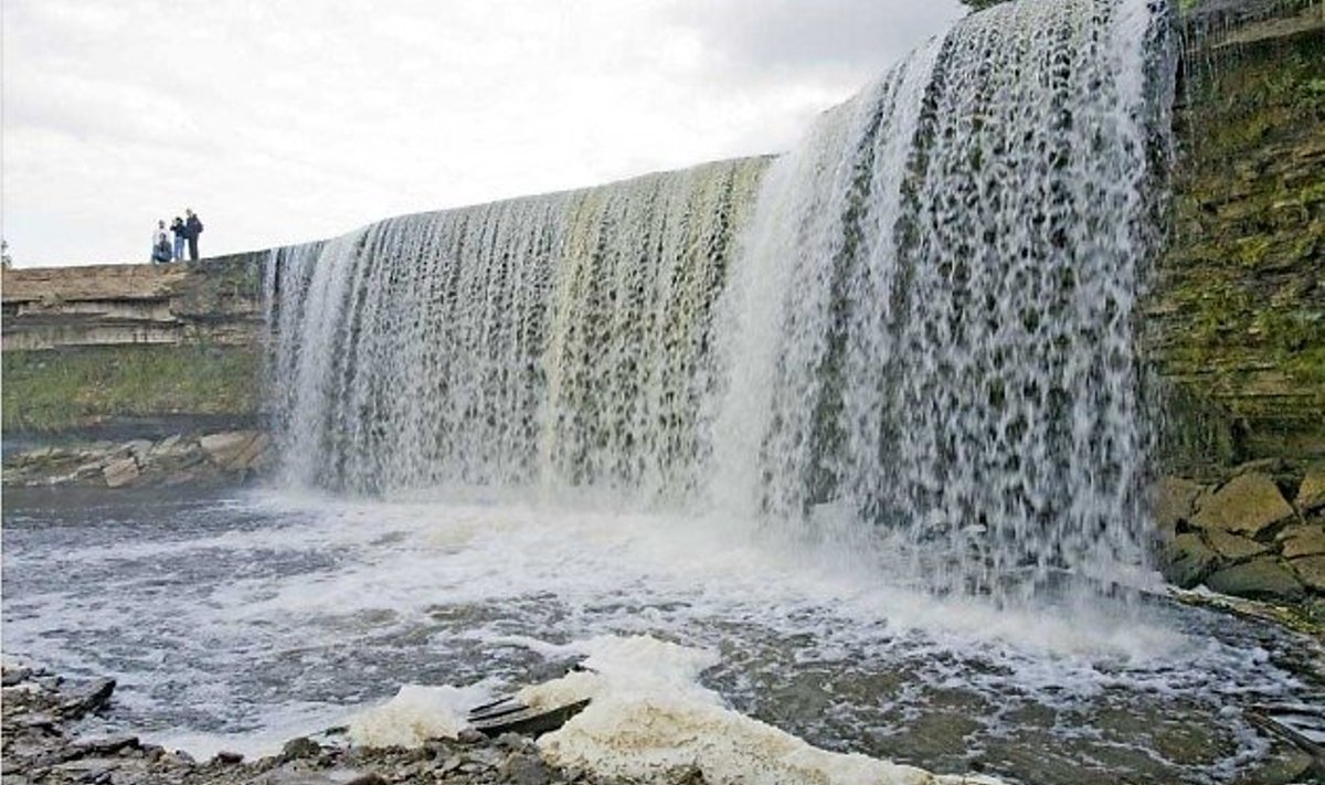 Jägala juga, kus vesi  kukub mitme meetri  kõrguselt paejärsakust  mühinaga alla, kutsutakse  Ida-Harjumaal Joarünkaks.