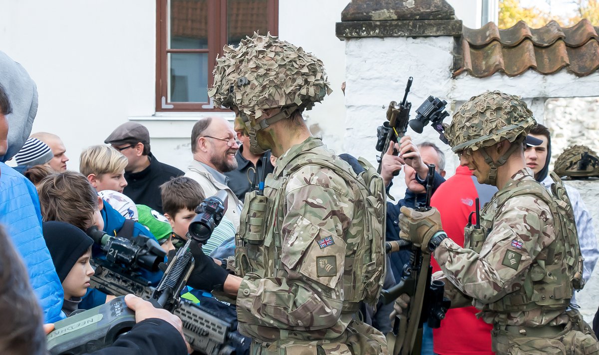 Ehkki Eestis viibivad Briti sõdurid, usuvad Vene telekanalite vaatajad, et NATO on Eesti suurim vaenlane ja Euroopa Liit maailma rahu rikkuja. Fotol tutvustavad Briti sõdurid Saaremaal lahingutehnikat.