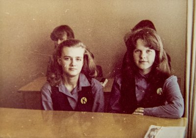 Tiina (paremal) ja klassiõde Irja Tallinna 17. keskkooli õpilastena.