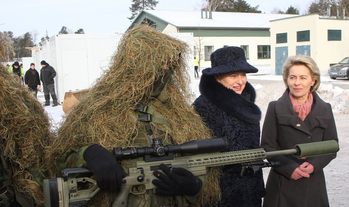 Saksamaa kaitseminister Ursula von der Leyen (paremal) seisab oma riigi kaitsevõime taastamise eest. Veebruari alguses inspekteeris ta Leedu presidendi&nbsp;Dalia Grybauskaitėga äsja NATO liitlaspanusena Leetu jõudnud Saksa kaitseväe üksusi.