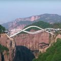 ВИДЕО | Пройти над бездной: необычный двухъярусный мост в Китае