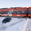 FOTOD: Kadrina lähedal sõitis auto Moskva reisirongile külje pealt sisse, avariilise auto juurest pages kaks inimest