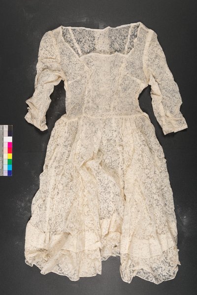 Lahti sirutatud kleit, mille ümber on näha ka pudenevat samettolmu.