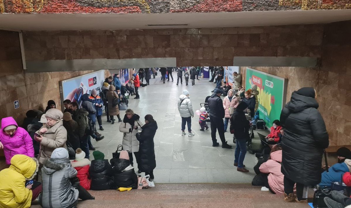 Жители Киева скрываются в метро во время российских ракетных обстрелов, 10 февраля 2023 года