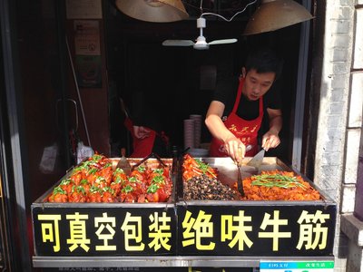 HÕRGUD MAITSED: rikkaliku tänava­gastronoomia kõrval on Wuhani kulinaaria uhkuseks Liangzi järve latikas ning madalal kuumusel valmistatud Xiaotaoyuan-supp.