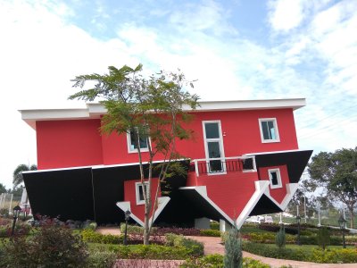 Punane tagurpidi maja Tais Pattayas.