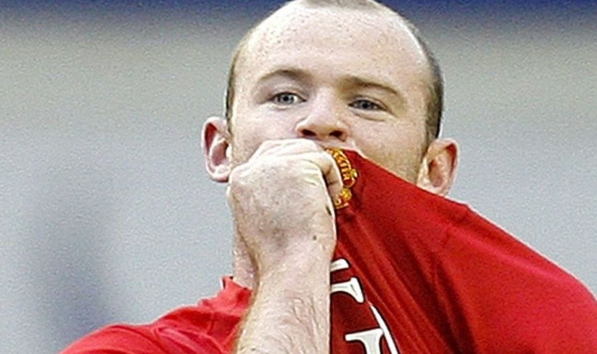 Wayne Rooney suudleb Evertoni fännide vihastamiseks ManU embleemi