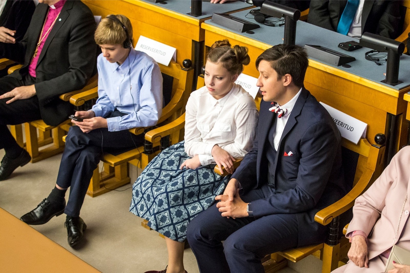 президент эстонии с сыном в платье
