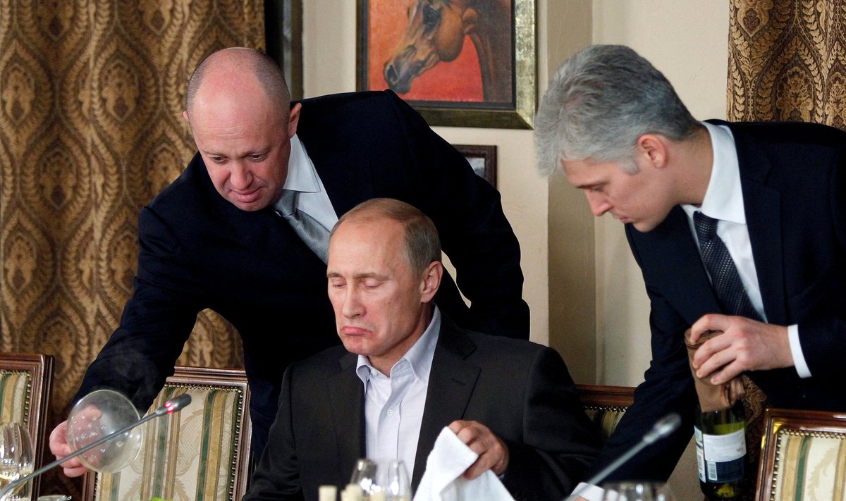 Пригожин (слева) и Путин в 2011 году