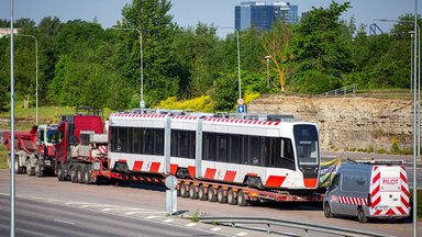 FOTO | Esimene uus tramm jõudis Tallinna