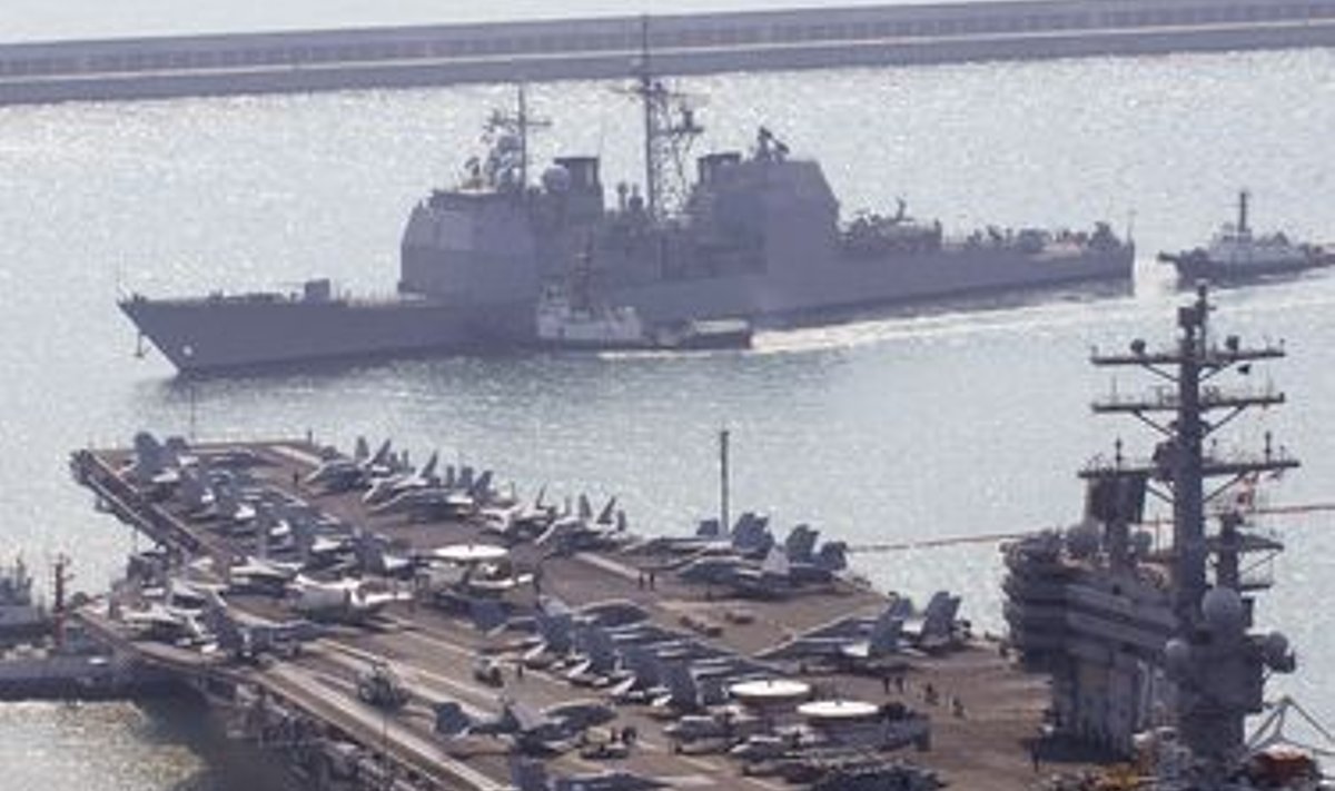 Ristleja USS Lake Champlain ja lennukikandja USS Ronald Reagan