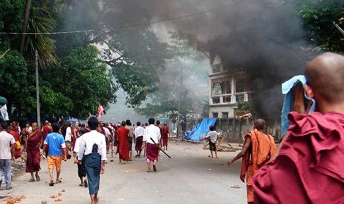 Täna avati meeleavaldajate pihta tuli Yangonis budistide templi lähedal. 