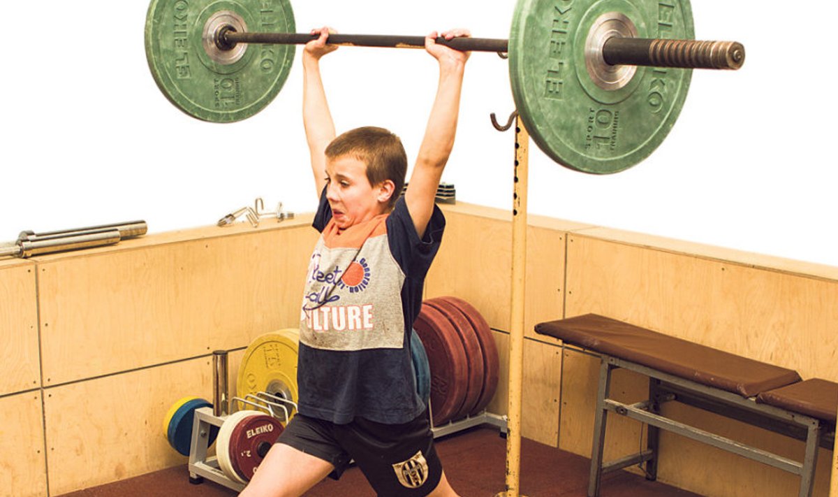 2001. aastal sündinud Armas Reisel on südi treenija ning juhib Eesti 2013. aasta edetabelit kaalukategoorias –35 kg. Trennis  käivad ka tema vanemad vennad Mati ja Teet Karbus.  