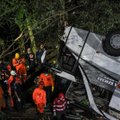 В Индонезии школьный автобус сорвался в пропасть