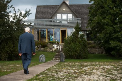 Arnold Rüütel oma Saaremaa maakodus