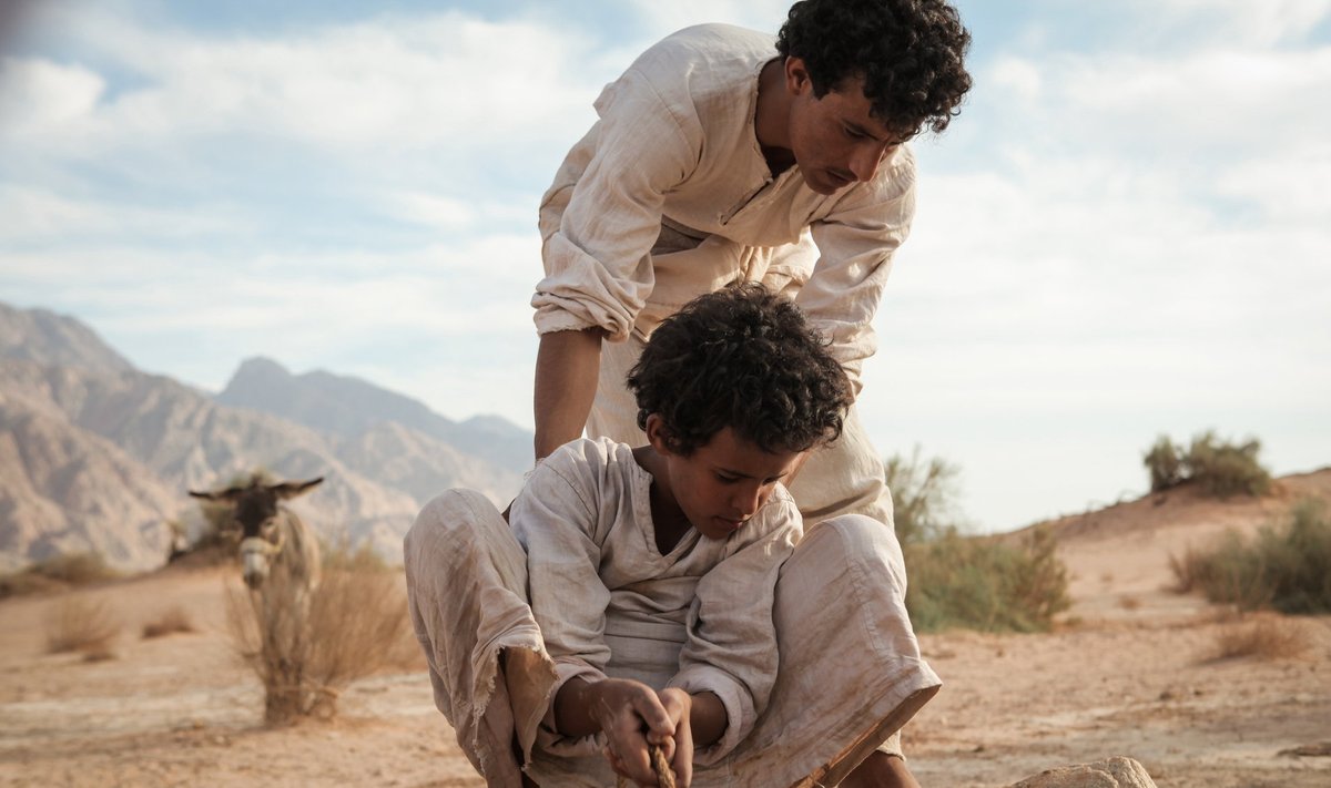 „Theeb” viib meid esimese maailmasõja aegsesse Jordaania kõrbe ja räägib beduiini poisist, kes aitab Briti sõdurit.