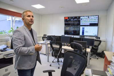 Arno Kütt Cleveroni tehase nn kontrollruumis, kuhu jookseb reaalajas kokku info kõikide maailmas töötavate Cleveroni pakirobotite töö ja tehnilise "tervise" kohta.