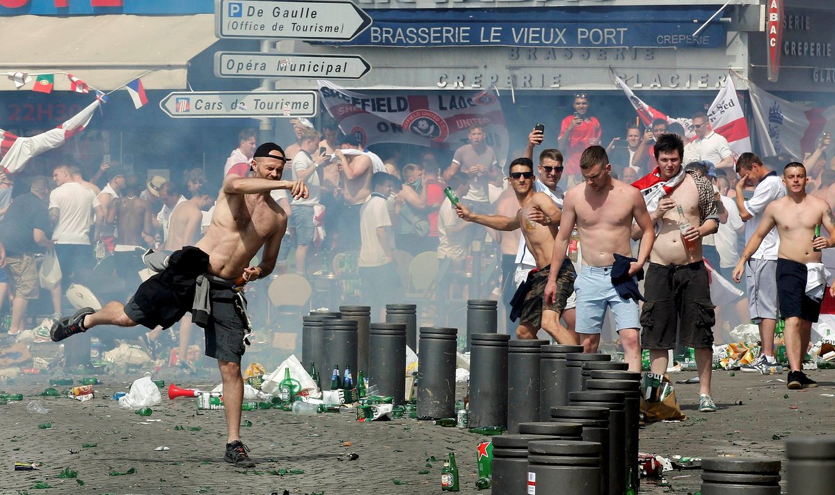 Inglismaa jalgpallikoondise poolehoidjad 2016. aasta EM-il Prantsusmaal, kus neil läks Marseille's venelastega suureks kakluseks.